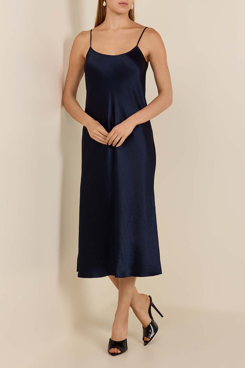 תמונת כל הלוק של שמלת סליפ-און